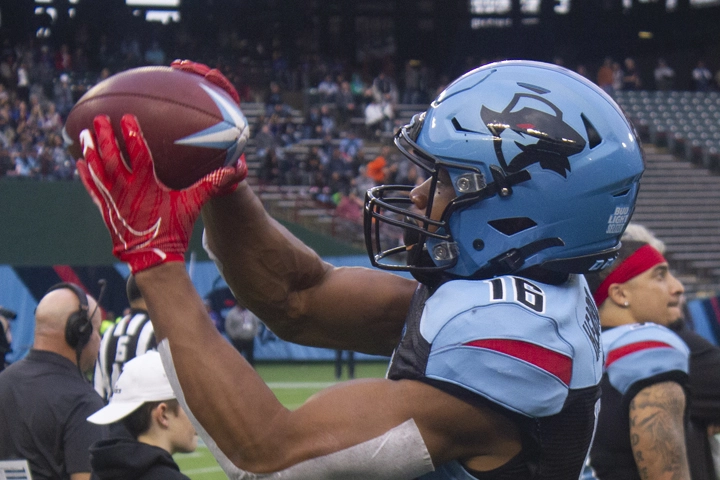 Close up of Dallas Renegades player catching a football