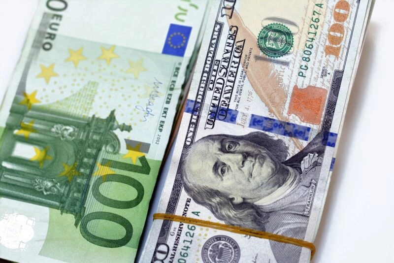 dollar euro bills
