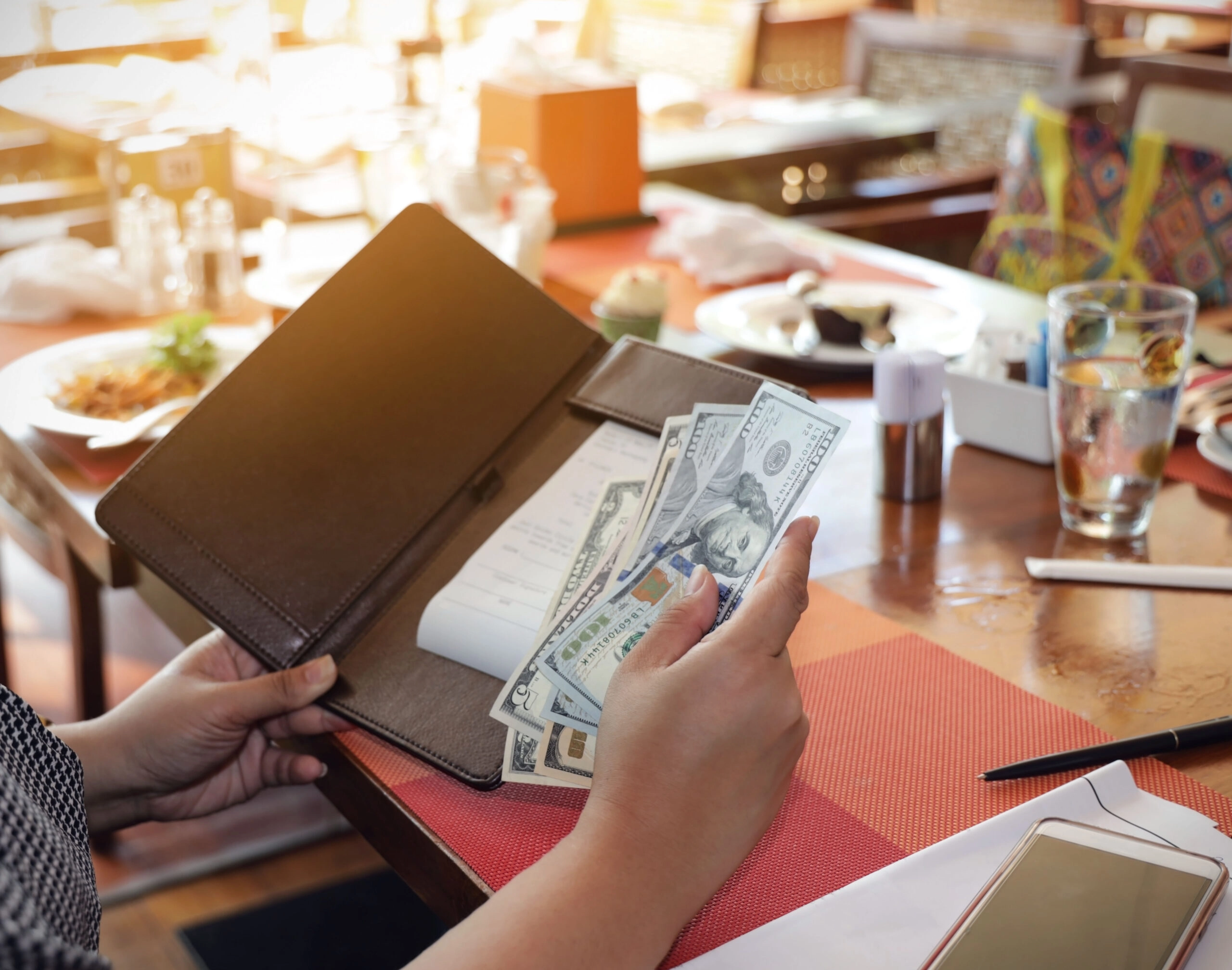 Is Cash Still King for Restaurant Goers? Exploring the Trend of Cashless Payments